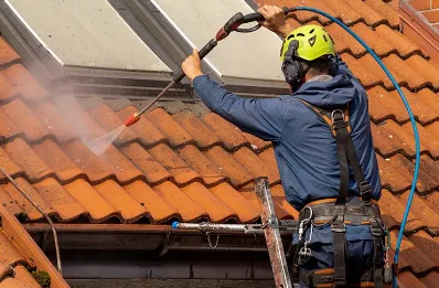 Démoussage et hydrofuge de toiture à Laverrière